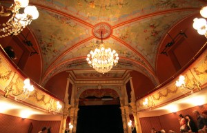 Théatre de Pézenas vue du plafond, activités touristiques de Pézenas